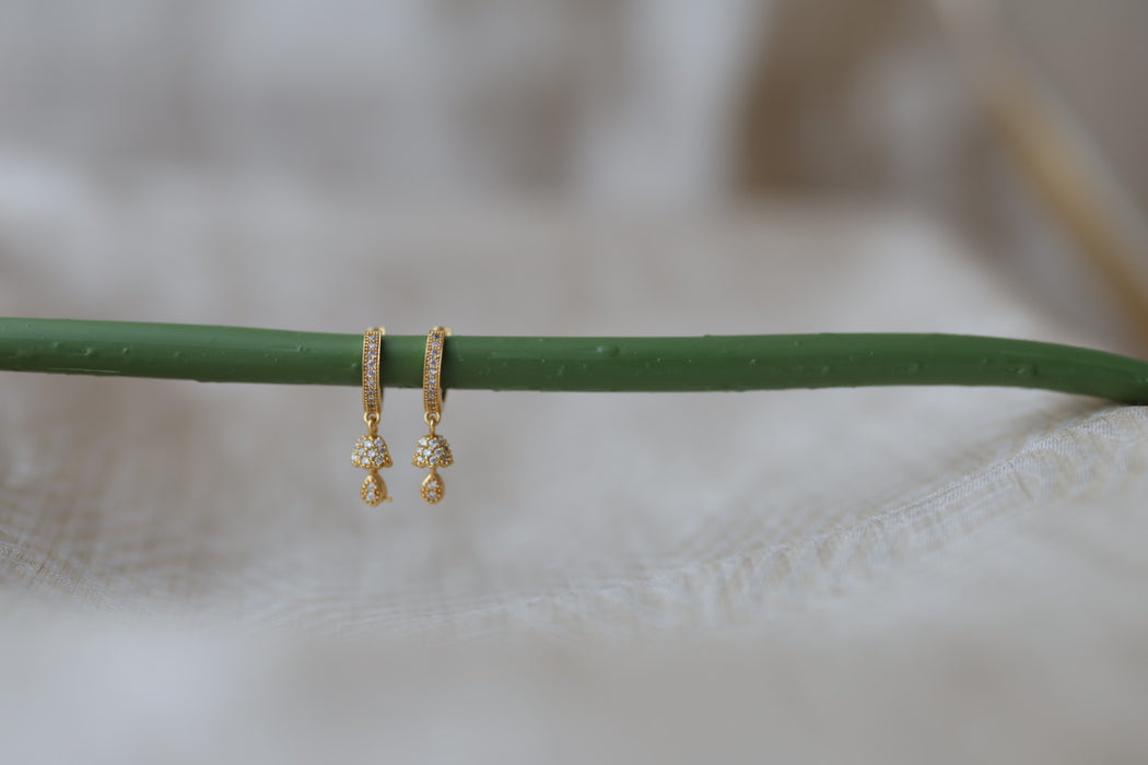 Heritage gold plated white stone hoop earrings HD20783