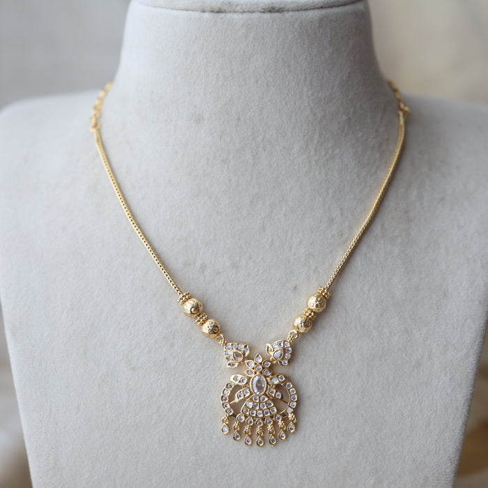 Heritage gold plated white stone short necklace H211