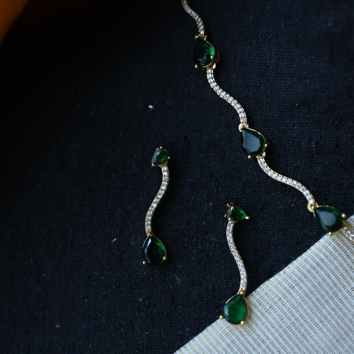 Antique green stone short necklace with earrings