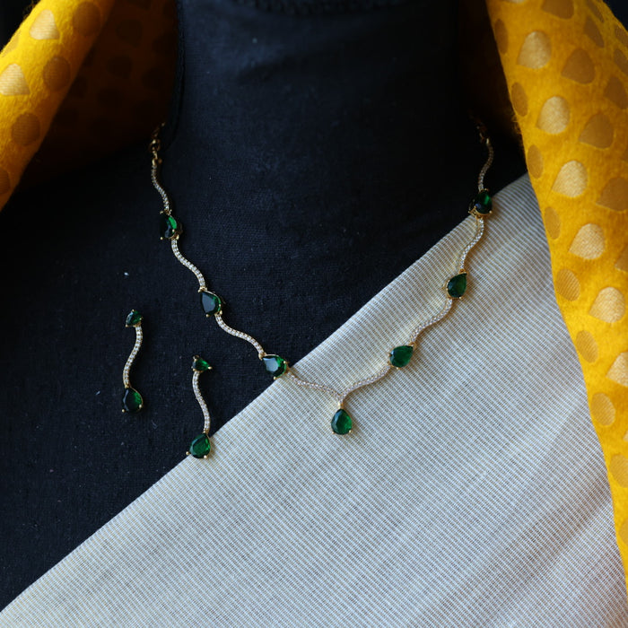 Antique green stone short necklace with earrings