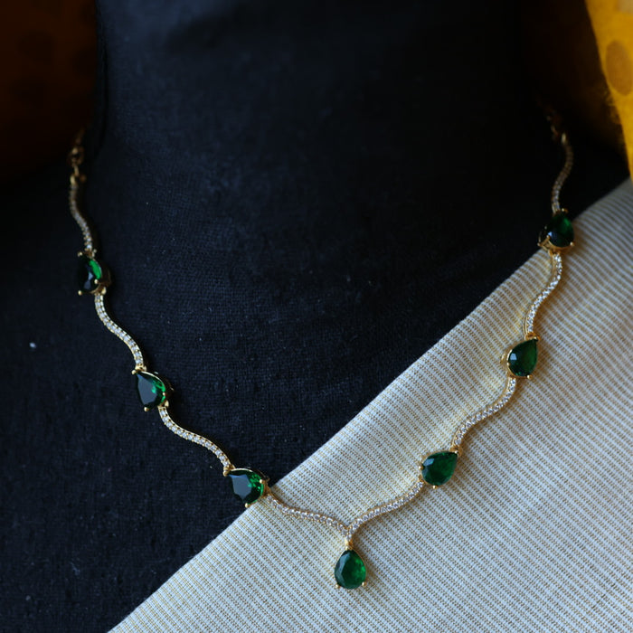 Antique green stone short necklace with earrings