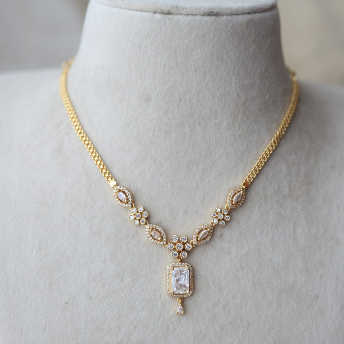 Heritage gold plated white stone short necklace H8909