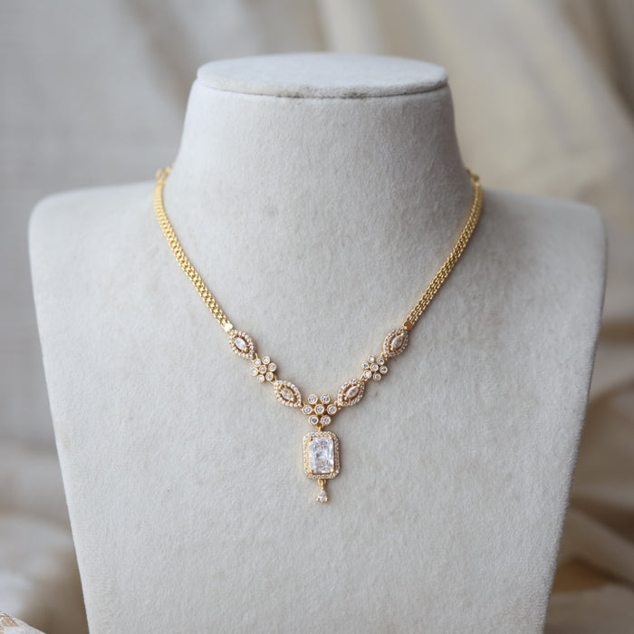 Heritage gold plated white stone short necklace H8909
