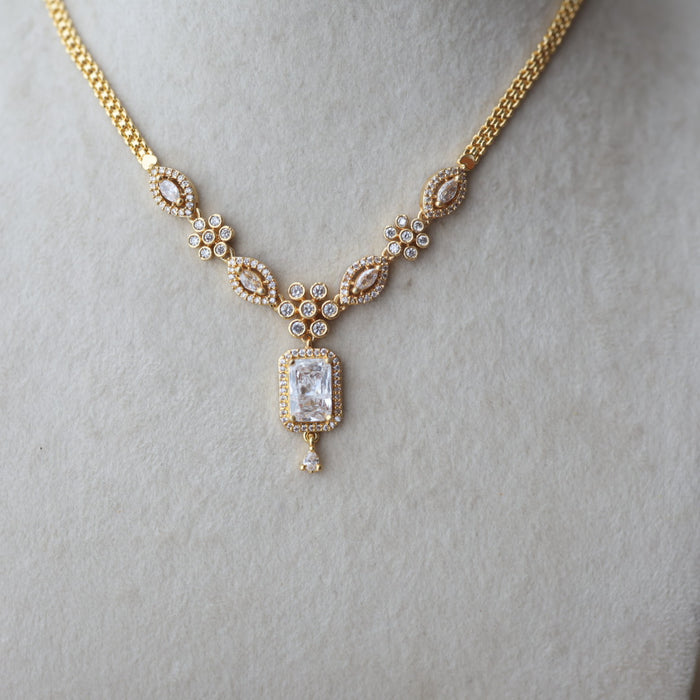 Heritage gold plated white stone short necklace H8909