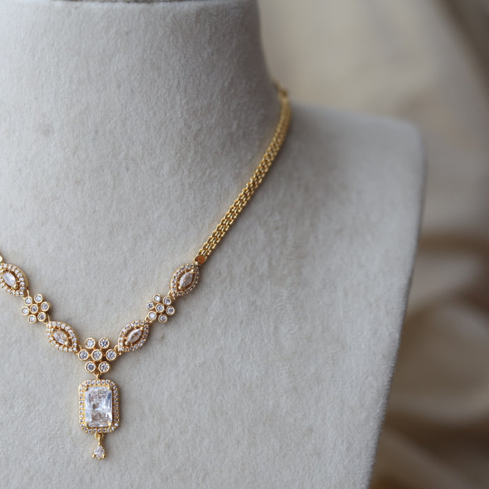 Heritage gold plated white stone short necklace H8909