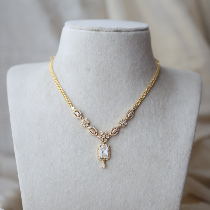 Heritage gold plated white stone short necklace H8909