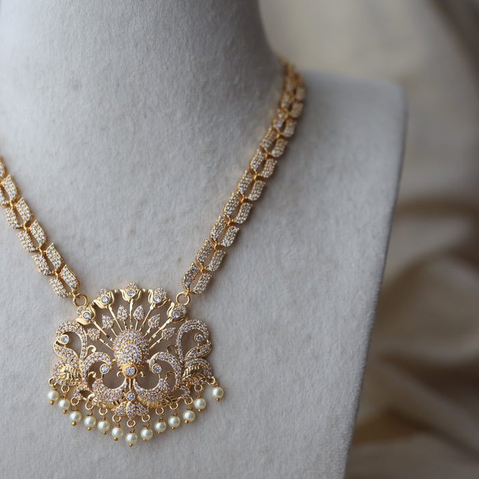 Heritage gold plated white stone short necklace H1192