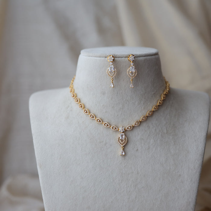 Heritage gold plated white stone short necklace with earrings H700
