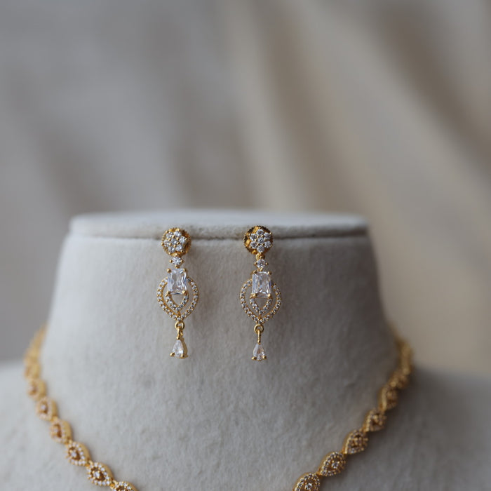 Heritage gold plated white stone short necklace with earrings H700