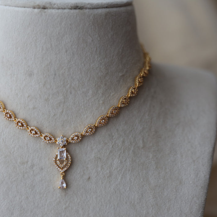 Heritage gold plated white stone short necklace with earrings H700