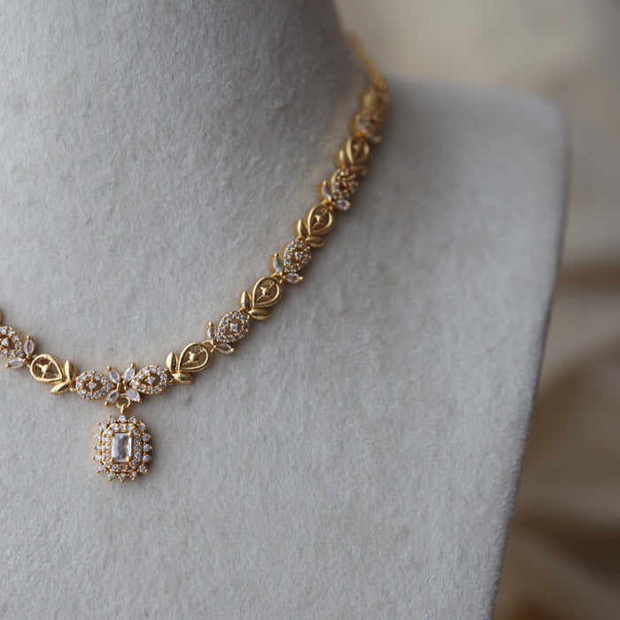 Heritage gold plated white stone short necklace H1192
