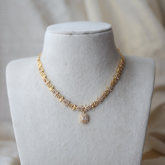 Heritage gold plated white stone short necklace H1192