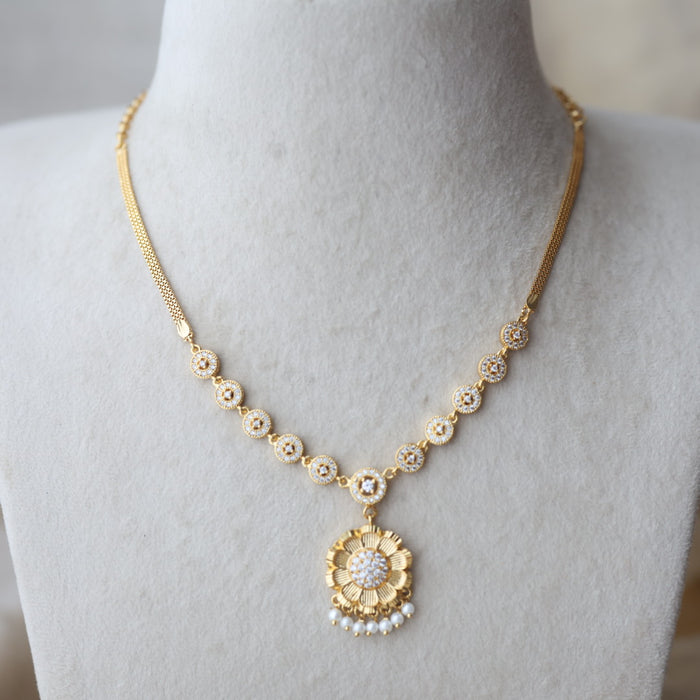 Heritage gold plated white stone short necklace H215