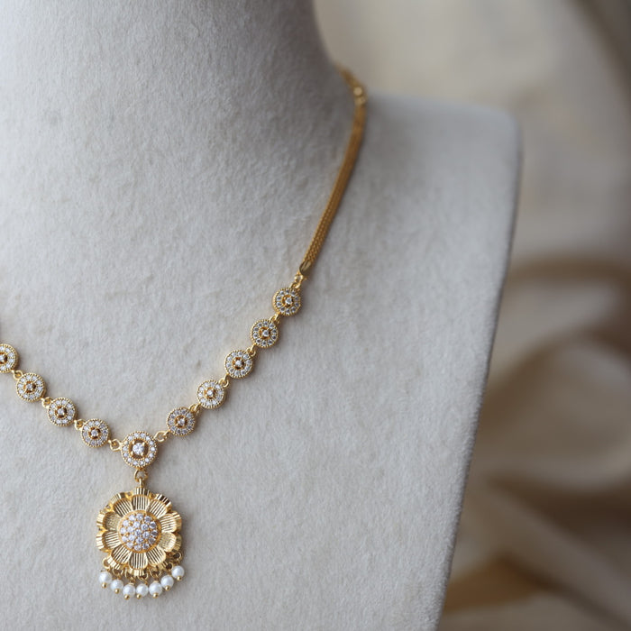 Heritage gold plated white stone short necklace H1233