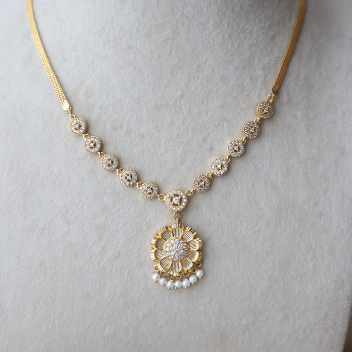 Heritage gold plated white stone short necklace H215
