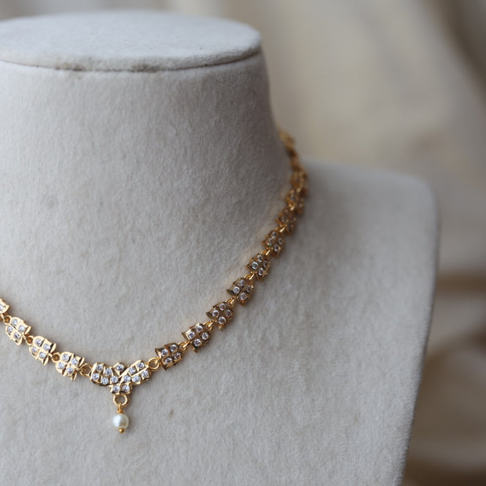 Heritage gold plated white stone short necklace H12938