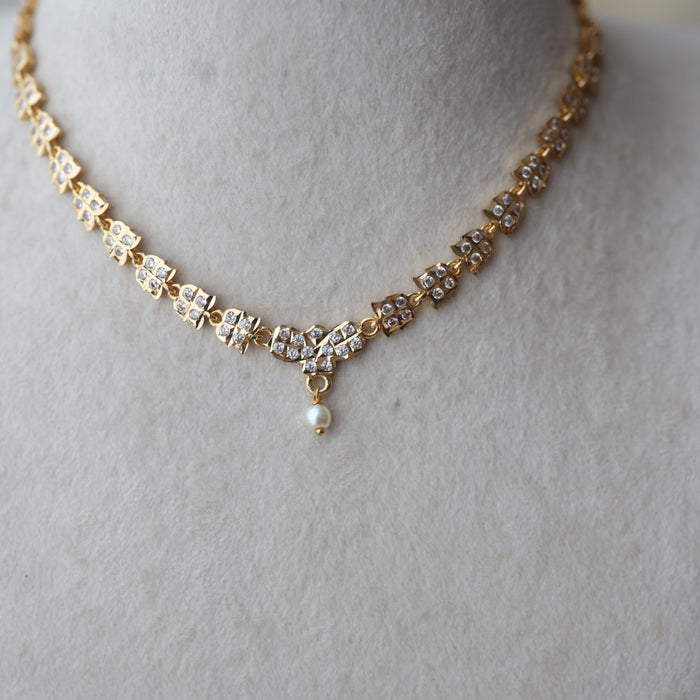 Heritage gold plated white stone short necklace H644