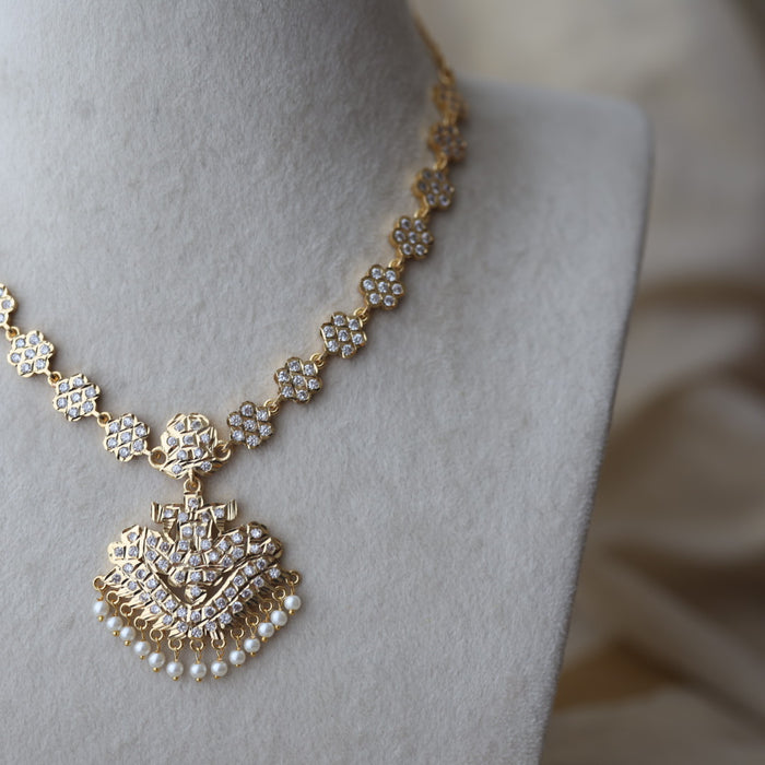 Heritage gold plated white stone short necklace H422