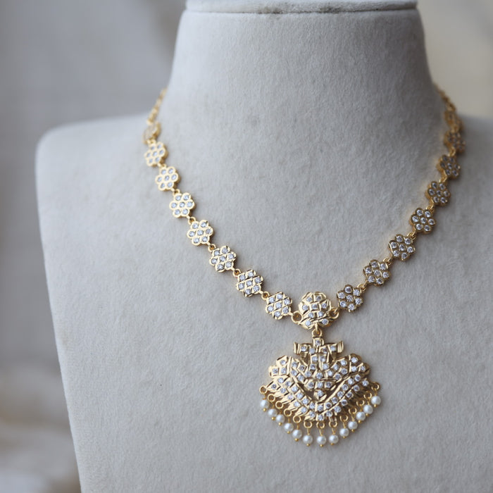 Heritage gold plated white stone short necklace H16811