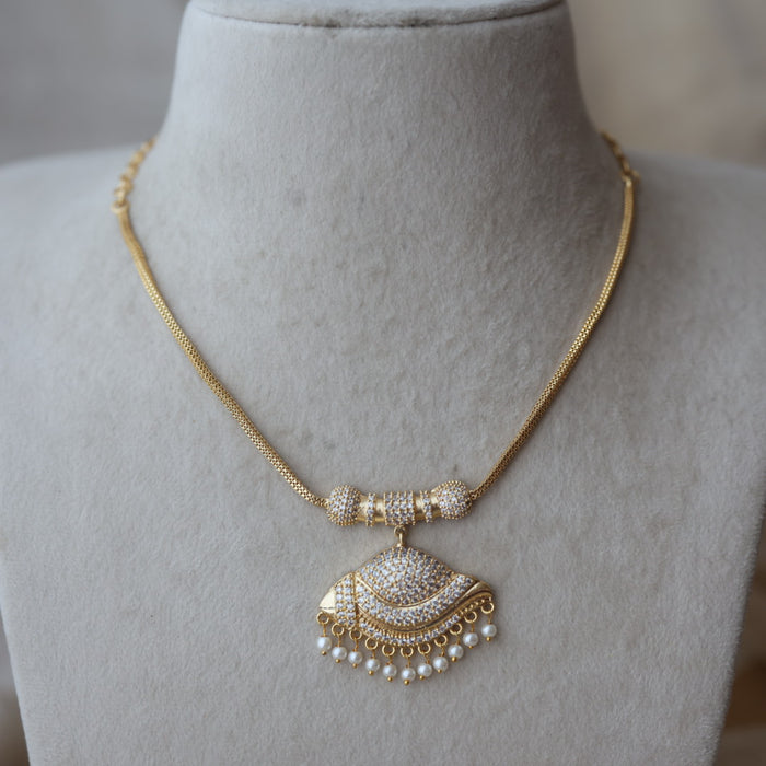 Heritage gold plated white stone sangu short necklace H8311