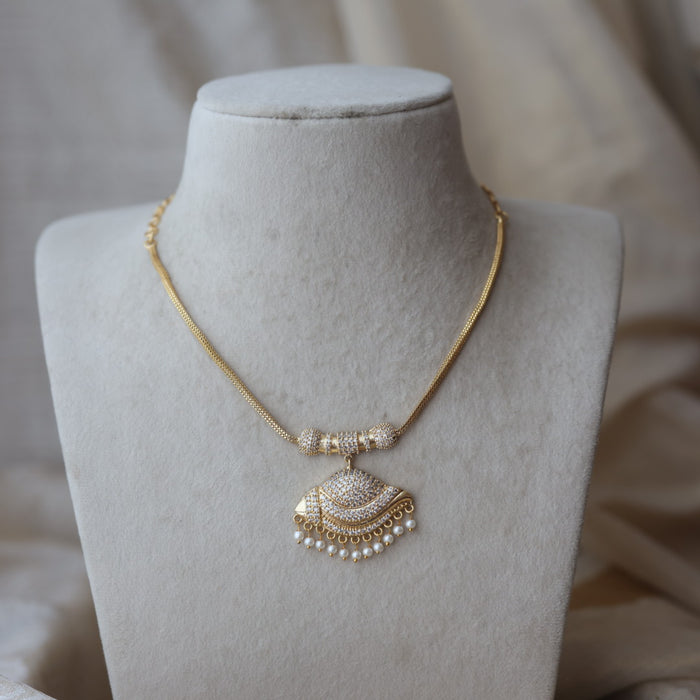 Heritage gold plated white stone sangu short necklace H8311