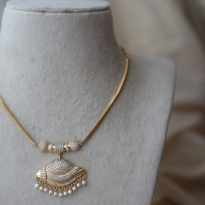 Heritage gold plated white stone sangu short necklace H8311