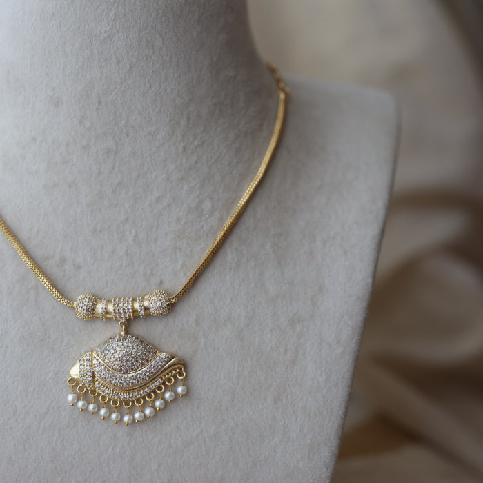Heritage gold plated white stone sangu short necklace H8311