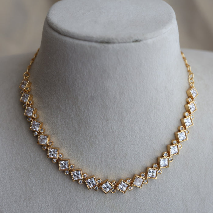 Heritage gold plated white stone choker necklace H7338