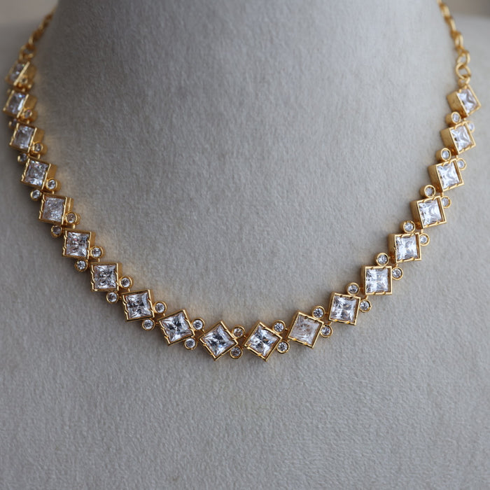 Heritage gold plated white stone choker necklace H7338