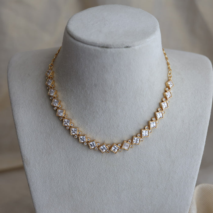 Heritage gold plated white stone choker necklace H7338