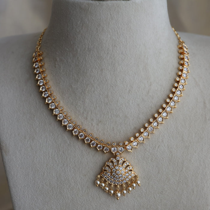 Heritage gold plated white stone short necklace H2334