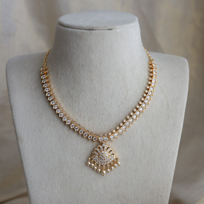 Heritage gold plated white stone short necklace H2334