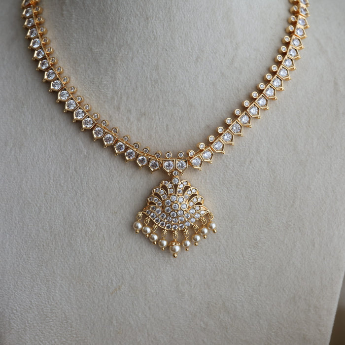 Heritage gold plated white stone short necklace H2334