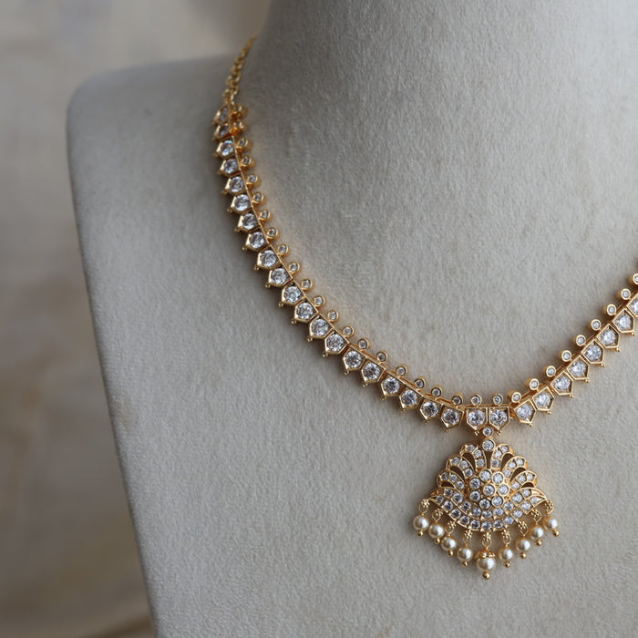 Heritage gold plated white stone short necklace H2334