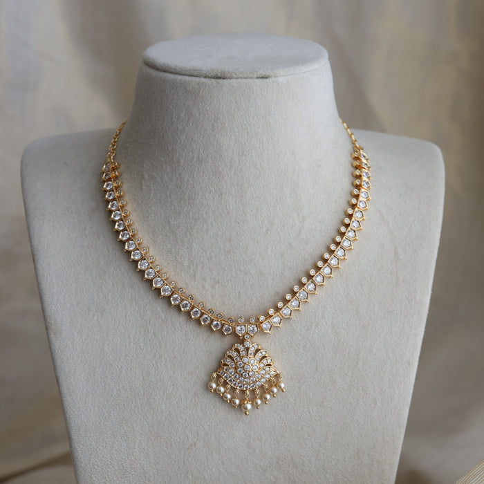 Heritage gold plated white stone short necklace H2334