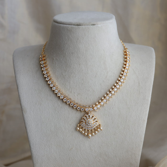 Heritage gold plated white stone short necklace H2334