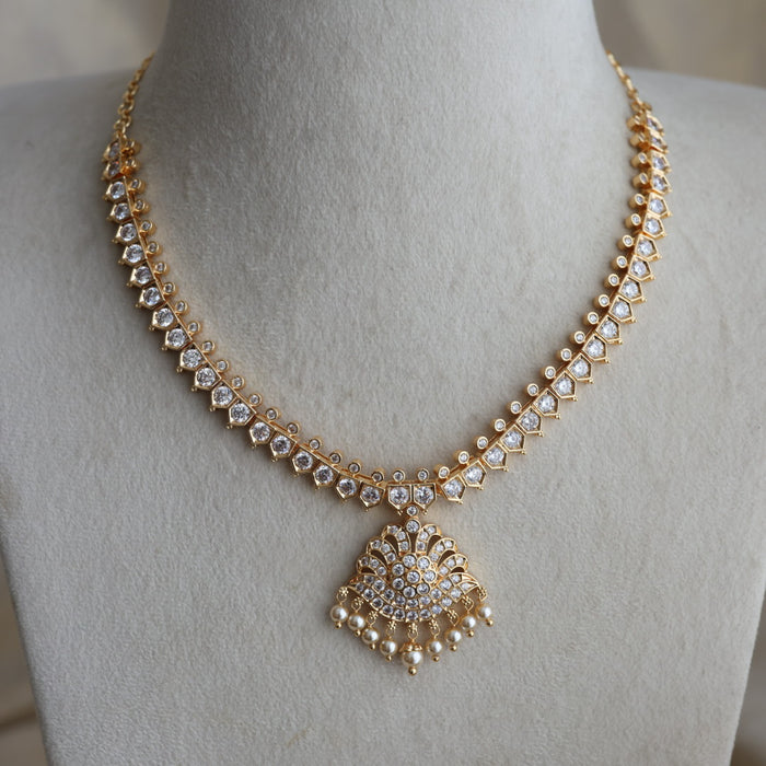 Heritage gold plated white stone short necklace H2334