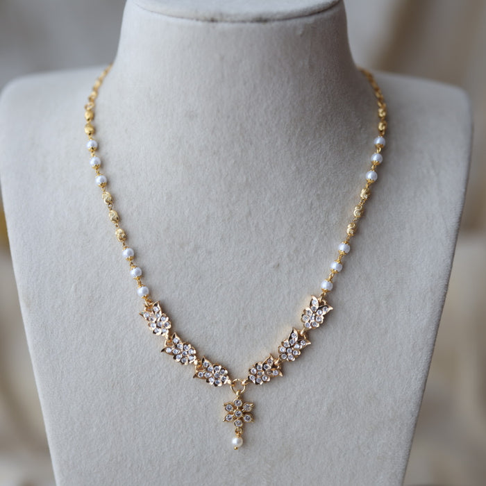 Heritage gold plated white stone short necklace H5789