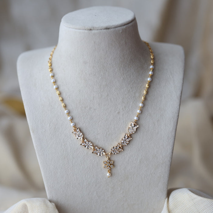 Heritage gold plated white stone short necklace H5789