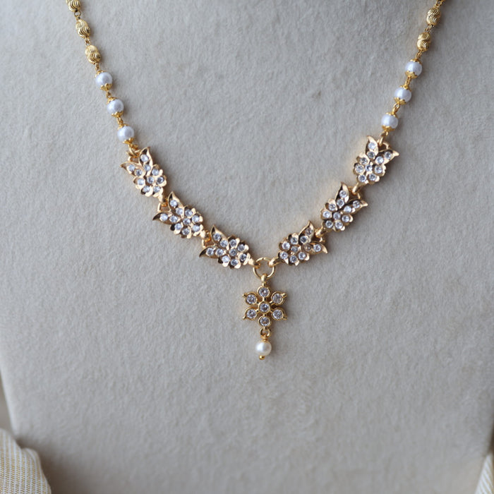 Heritage gold plated white stone short necklace H5789
