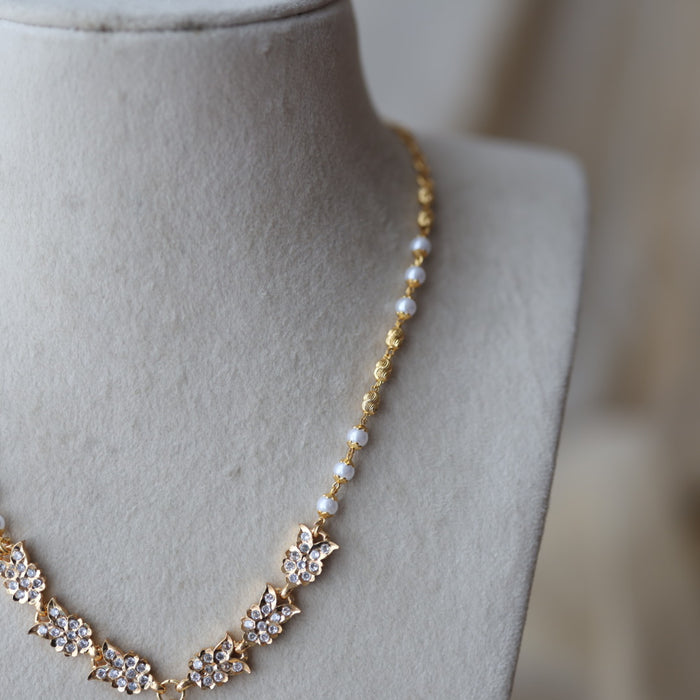 Heritage gold plated white stone short necklace H5789