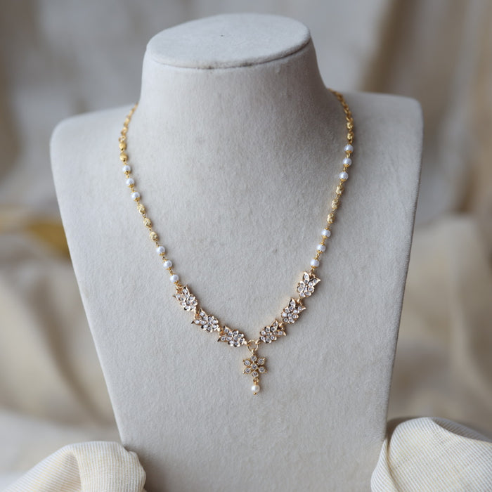 Heritage gold plated white stone short necklace H5789