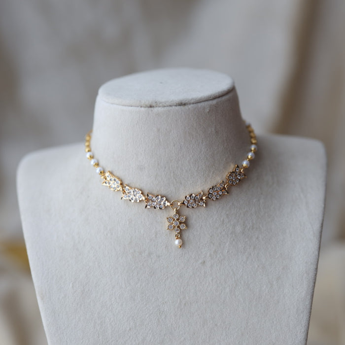 Heritage gold plated white stone short necklace H5789