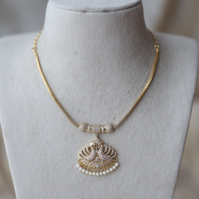 Heritage gold plated white stone short necklace H555