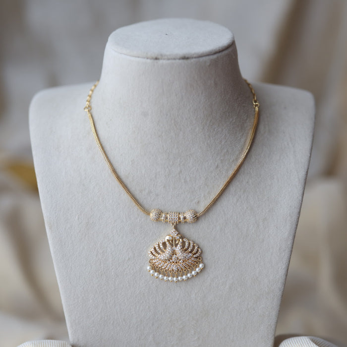 Heritage gold plated white stone short necklace H555
