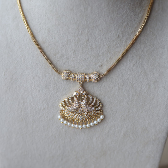 Heritage gold plated white stone short necklace H555