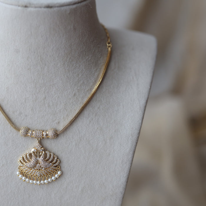 Heritage gold plated white stone short necklace H555