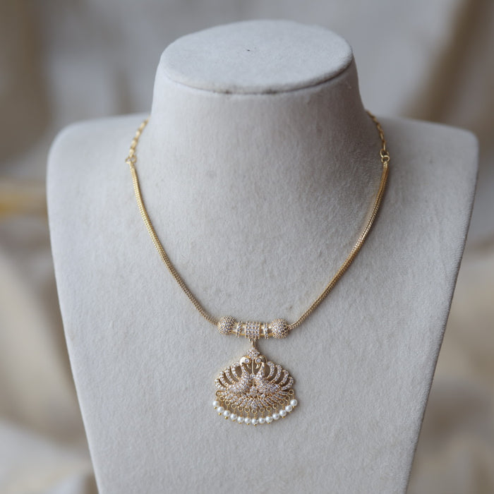 Heritage gold plated white stone short necklace H555