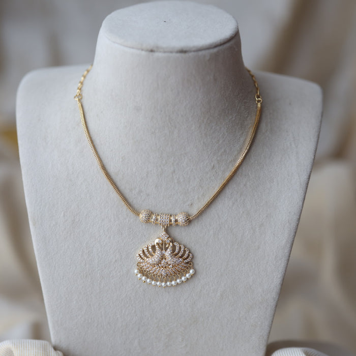 Heritage gold plated white stone short necklace H555