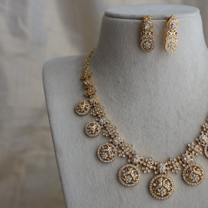 Heritage gold plated white stone short necklace H2333